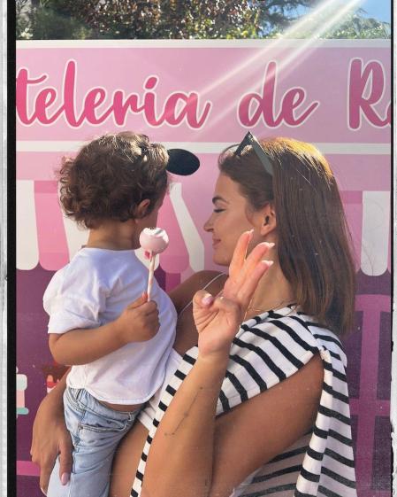 Laura Escanes con su hija Roma