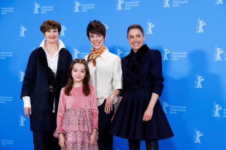 Estibaliz Urresola flanqueada por Itziar Lazkano, Patricia López Arnaiz y Sofía Otero en el photocall de presentación de la película en la pasada Berlinale