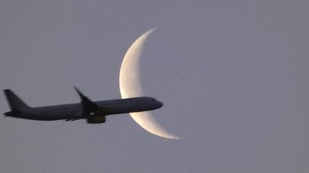 El avión con la luna menguante en Gavà.