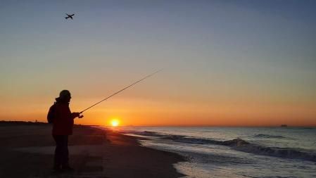 Pescando al amanecer en la playa de Gavà.