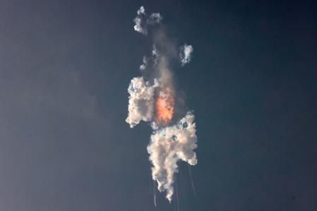 Los restos del cohete Starship de SpaceX, tras explotar cuatro minutos después del lanzamiento