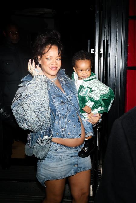 Rihanna con su 'total look' vaquero en París