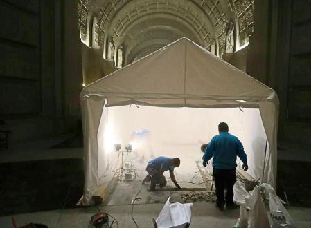 MADRID, 24/04/2023.- Vista de los trabajos de exhumación en la tumba del fundador de la Falange, José Antonio Primo de Rivera, junto al altar mayor de la basílica del Valle de los Caídos en San Lorenzo del Escorial, Madrid este lunes. EFE/Moncloa SOLO USO EDITORIAL/SOLO DISPONIBLE PARA ILUSTRAR LA NOTICIA QUE ACOMPAÑA (CRÉDITO OBLIGATORIO)
