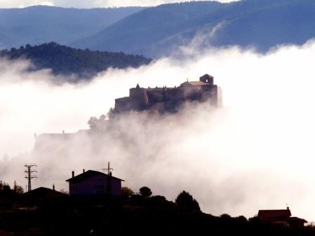 Castillo de Cardona entre la niebla.