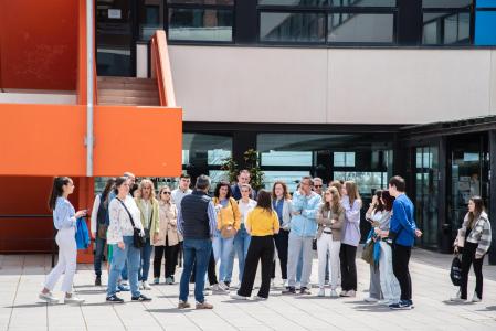 Un grupo de visitantes a la Jornada de Puertas Abiertas en una de las visitas guiadas por las instalaciones del campus.