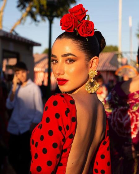 Lola Lolita con su traje de flamenca en la Feria de Abril