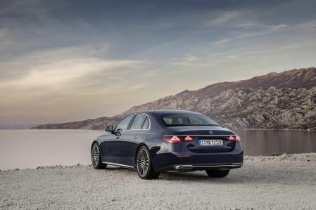 El portón trasero da acceso al maletero, que ofrece 540 litros, salvo en las versiones híbridas enchufables, que reducen su capacidad hasta los 370 litros&nbsp;