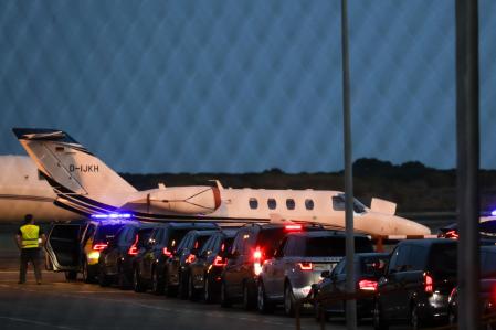 El avión privado en el que han viajado los Obama en la terminal corporativa del aeropuerto de El Prat