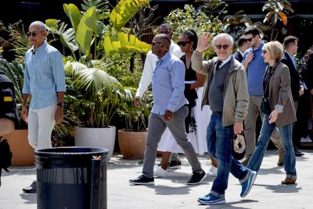 Michelle y Barack Obama, junto a Steven Spielberg y su mujer, en el restaurante Martinez de Barcelona