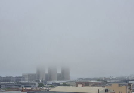 La niebla engulle las Tres Chimeneas del Besòs.