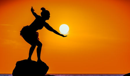 Danzando en la salida del Sol en el espigón de la T de Fuengirola.