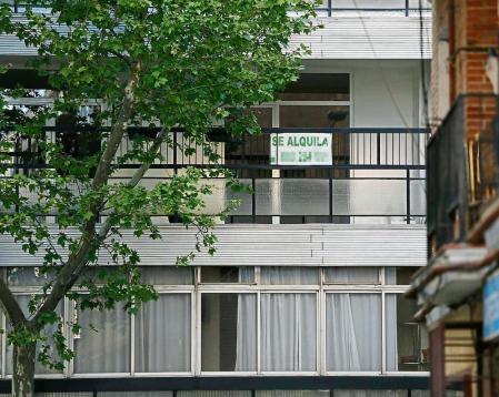 MADRID, 18/04/2023.- Vista de los carteles de alquiler en un piso de Madrid este martes. La ponencia de la Ley sobre el Derecho a la Vivienda ha dado luz verde este martes a su informe con la incorporación de 41 enmiendas pactadas por el PSOE con UP, ERC y Bildu, tras lo cual el texto se aprobará en la Comisión de Transportes este mismo jueves y en el pleno del Congreso la semana que viene. EFE/ Jennifer Gómez