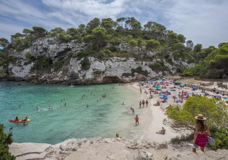 Vistas de cala Macarelleta, una playa salvaje en Menorca