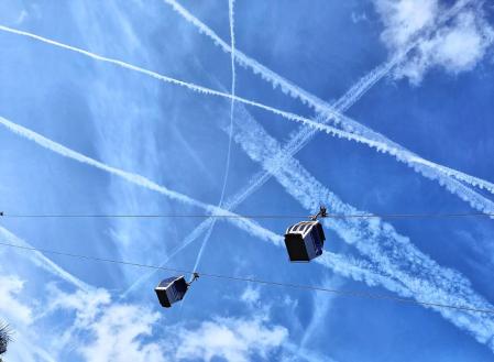 Estelas en el cielo al paso de las cabinas del Aeri del Port.