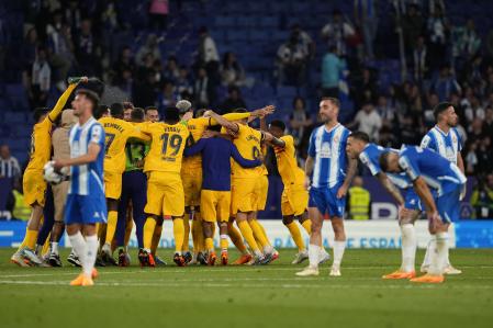 El Barça festeja el título de Liga tras ganar al Espanyol