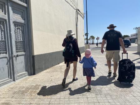 Turistas se dirigen a la playa de Las Arenas de València