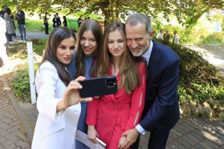 La reina Letizia hace un selfie del grupo familiar, tras la graduación de Leonor