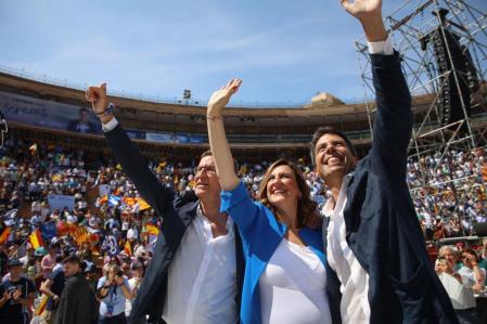 Alberto Núñez Feijóo junto a María José Català y Carlos Mazón en el mitin de la Plaza de Toros de València