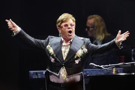 Con levita y gafas a juego, ribeteadas con brillantes, Elton John capitaneaba ayer una banda de músicos elegantes y trajeados