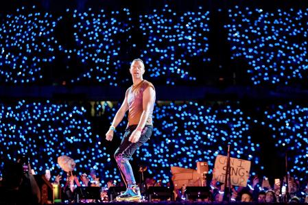 Chris Martin en acción durante el concierto de Coldplay en Barcelona