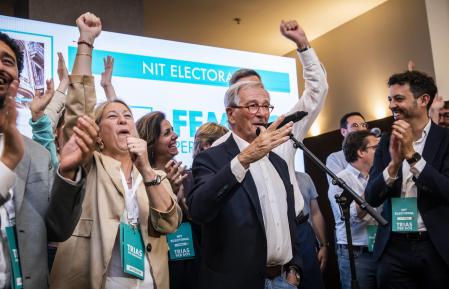 Xavier Trias, rodeado de los miembros de su candidatura, celebran la victoria en las elecciones municipales