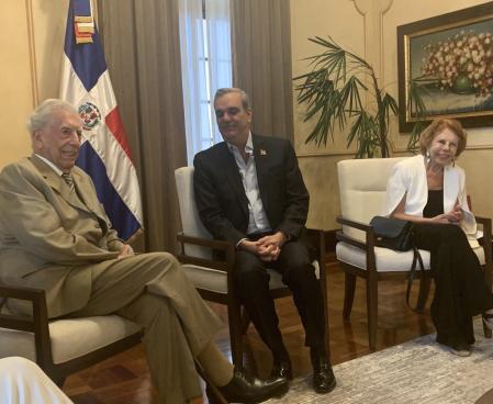 Álvaro Vargas Llosa fotografía s sus padres, Mario Vargas Llosa y Patricia Llosa.