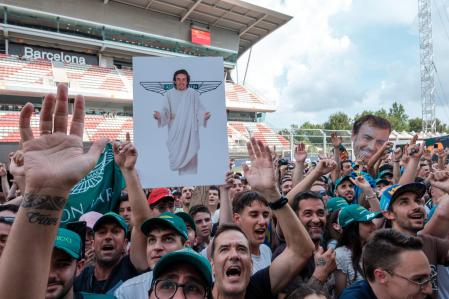 Los seguidores alonsistas esperando a su ídolo en el Pit-Walk