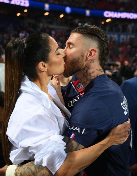 Pilar Rubio y Sergio Ramos se fundieron en un romántico beso en la celebración de la Liga francesa