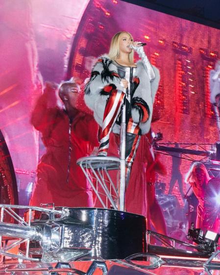 Beyoncé con uno de sus estilismos que luce en todos los escenarios para su gira mundial