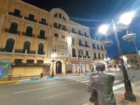 La estatua de Enrique Nieto observa uno de sus edificios modernistas en Melilla.