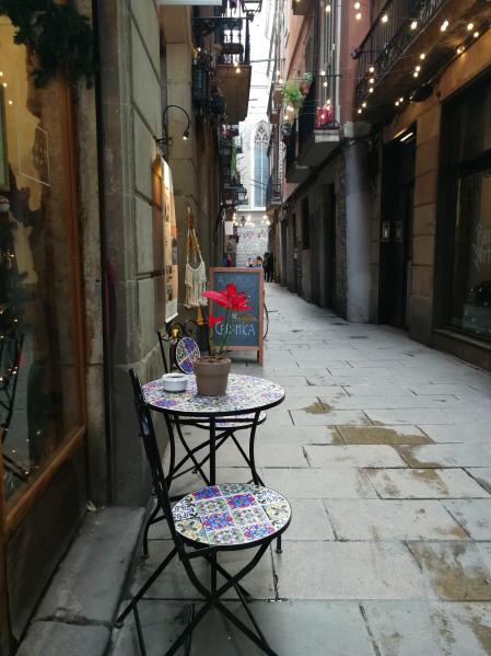 La estrecha calle dels Mirallers.