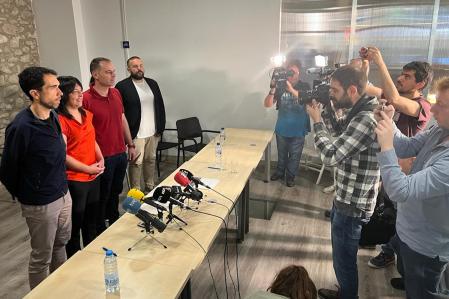 Expectación mediática con los protagonistas del acuerdo de gobierno en Ripoll