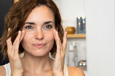 5 cosméticos faciales recomendados por farmacéuticos para mantener la piel joven