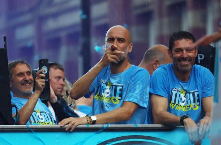 El entrenador del Manchester City, Pep Guardiola, durante la celebración del triplete por las calles de la ciudad inglesa