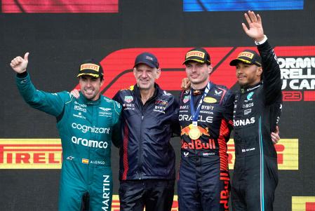 Newey en el podio con Alonso, Verstappen y Hamilton