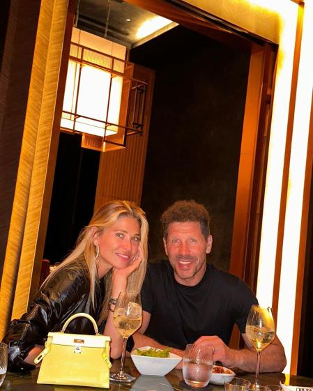 Simeone y Carla Pereyra, cenando en Dubai