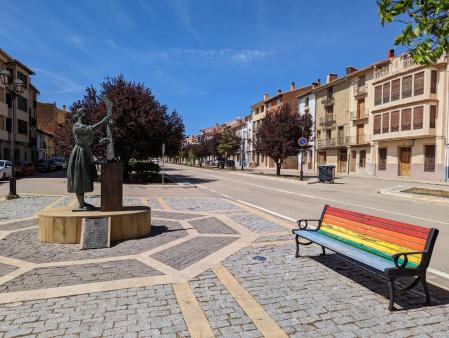 Escultura de la planchadora de medias en Vilafranca, homenaje a las trabajadoras de la firma Marie Claire