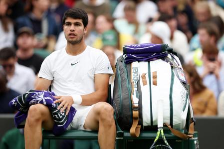 Carlos Alcaraz, durante un descanso en su partido ante Jeremy Chardy