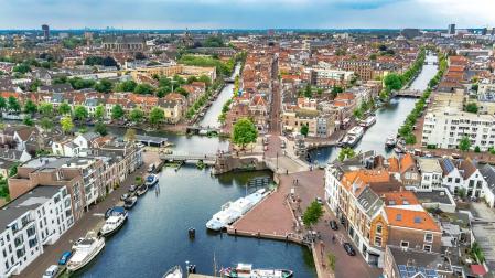 La ciudad de Leiden mantiene los canales y casas típicos del país