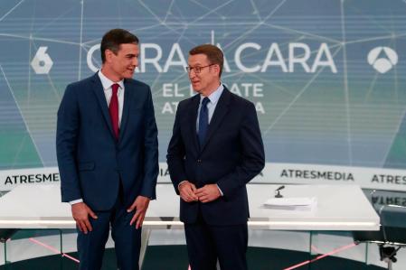 Pedro Sánchez y Alberto Núñez Feijóo, minutos antes de comenzar el cara a cara de Atresmedia