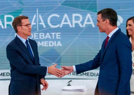 Alberto Núñez Feijóo y Pedro Sánchez se saludan antes del arranque del debate de Atresmedia