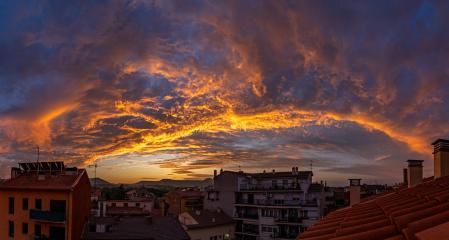 Espectacular arco de nubes al atardecer en Vic.