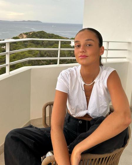 Victoria Federica con una camiseta blanca y pantalones cargo en Ibiza