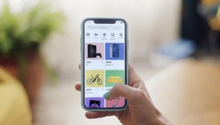Un usuario de la plataforma Wallapop navegando por la aplicación
