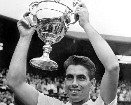 Manolo Santana, con el antiguo trofeo de Wimbledon