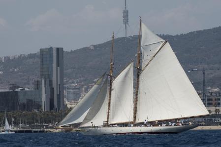 Una goleta clásica Sunshine, de la clase Big Boat, de 36,5 metros de eslora, navegando por aguas de Barcelona.