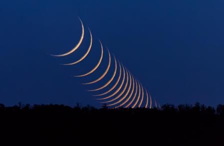 Una secuencia del hilo de luna creciente hasta esconderse por el horizonte.