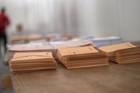 POLA DE SIERO (ASTURIAS), 22/07/2023.- Fotografía de una urna colocada en el colegio electoral este sábado, previo a las votaciones con motivo de las elecciones generales de mañana, en Pola de Siero (Asturias
