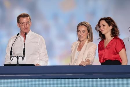 Alberto Núñez Feijóo junto a Cuca Gamarra e Isabel Díaz Ayuso en el balcón de la sede del PP en Madrid
