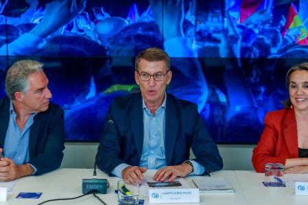 Alberto Núñez Feijóo, ayer reunido con dirigentes del Partido Popular, en la calle Génova de Madrid